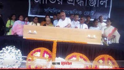 শহীদ মিনারে বিভিন্ন শ্রেণিপেশার মানুষ ঝর্নাধারাকে শেষ শ্রদ্ধা জানান