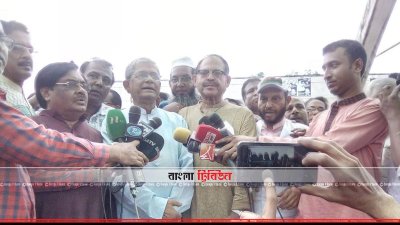 জিয়াউর রহমানের কবর জিয়ারতের পর সাংবাদিকদের সঙ্গে কথা বলছেন মির্জা ফখরুল