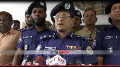 কথা বলছেন বরিশাল রেঞ্জ পুলিশের ডিআইজি শফিকুল ইসলাম (ছবি&ndash; প্রতিনিধি)