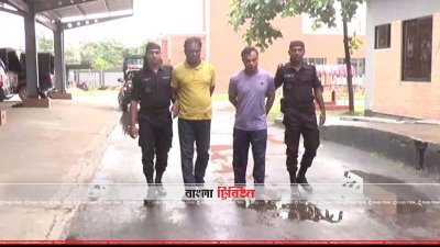 আসামিদের থানা হাজতে নিচ্ছে র্যাাব (ছবি&ndash; প্রতিনিধি)