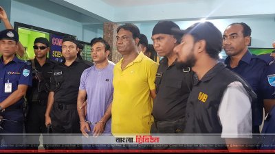 ধর্ষণের অভিযোগে র&zwnj;্যাবের হাতে আটক আরিফুল ইসলাম (হাতকড়া অবস্থায়)  