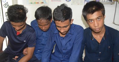 চুল কেটে দেওয়া ছাত্রদের কয়েকজন