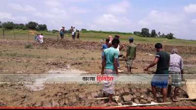 স্বেচ্ছাশ্রমে চারশ’ মিটার রাস্তা বানালেন গ্রামবাসী