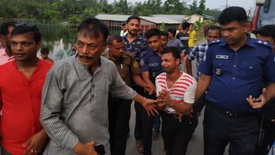 মাদক বিক্রেতা মিজানকে পুলিশ দিচ্ছেন উপজেলা চেয়ারম্যান