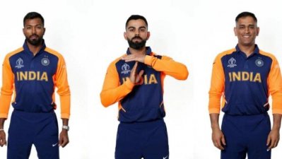 নতুন জার্সিতে (বাঁ থেকে) হার্দিক পান্ডিয়া, বিরাট কোহলি ও মহেন্দ্র সিং ধোনি