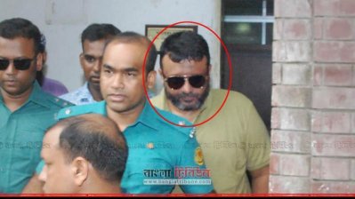 আদালতে সোনাগাজী থানার সাবেক ওসি মোয়াজ্জেম হোসেন। পরে গ্রেফতার হয়ে এখন তিনি কারাগারে। (ফাইল ছবি)