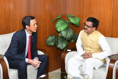 সিঙ্গাপুরের হাইকমিশনার ডেরেক লোহ ও নৌপরিবহন প্রতিমন্ত্রী খালিদ মাহমুদ চৌধুরী