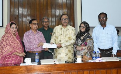 রাজশাহী বিশ্ববিদ্যালয়ের উপাচার্য অধ্যাপক এম আব্দুস সোবহানের কাছে ২৫ লাখ টাকার চেক তুলে দিচ্ছেন রাজশাহী সিটি কর্পোরেশনের মেয়র খায়রুজ্জামান লিটন