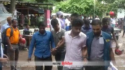 তিন দালালকে আটক করে নিয়ে যাওয়া হচ্ছে