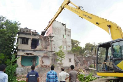 বুড়িগঙ্গার তীরে ১৯৬ অবৈধ স্থাপনা উচ্ছেদ