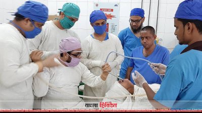 শ্বাসনালী থেকে পিন বের করছেন চিকিৎসকরা (ছবি&ndash; প্রতিনিধি)