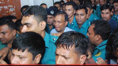 আদালতে হাস্যোজ্জ্বল ডিআইজি মিজান