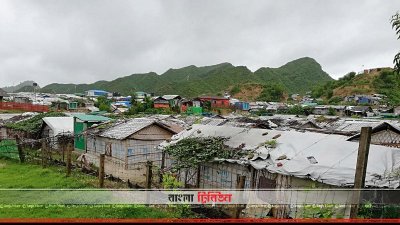 পাহাড়ের পাদদেশে রোহিঙ্গা বসতি