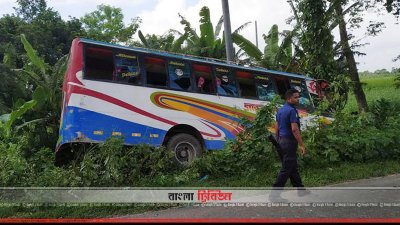 বাস রাস্তার পাশে খাদে পড়ে ২০ যাত্রী আহত 