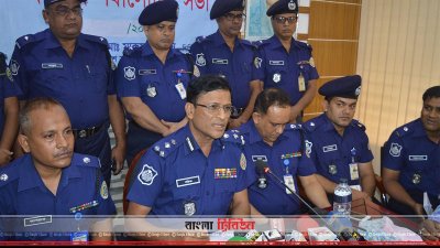 সংবাদ সম্মেলনে বক্তব্য দেন ডিআইজি শফিকুল ইসলাম