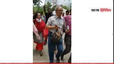 মেইন গেইটের দিকে নিয়ে যাওয়া হচ্ছে অধ্যাপক মাসুদ মাহমুদকে