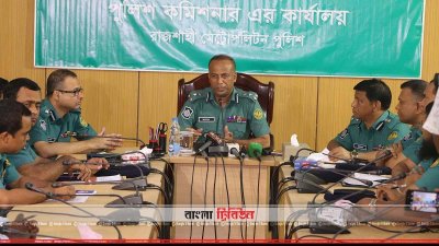 সংবাদ সম্মেলনে পুলিশ কমিশনার (ছবি&ndash; প্রতিনিধি)