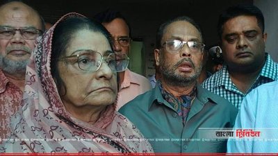 সিএমএইচে এরশাদকে দেখার পর বিষণ্ন চেহারায় তার স্ত্রী রওশন এরশাদ ও ভাই জিএম কাদের