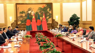 দ্বিপাক্ষিক বৈঠকে প্রধানমন্ত্রী শেখ হাসিনা ও চীনের প্রধানমন্ত্রী লি কেকিয়াং 