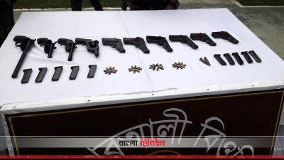বাখের আলী সীমান্তে উদ্ধার করা গুলি ও অস্ত্র