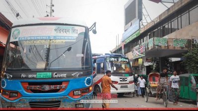সদরঘাটে টার্মিনাল ভবনের সামনে এভাবেই রাখা হয় যাত্রীবাহী বাস