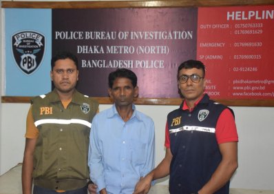 আটক প্রতারক (মাঝখানে)