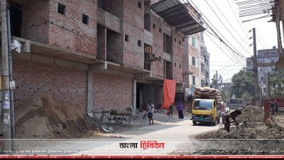 ভবনের ওপর তলার কক্ষগুলো সড়ক পর্যন্ত বর্ধিত করা হয়েছে