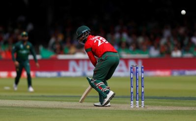 বোল্ড হয়ে ফিরেছেন তামিম