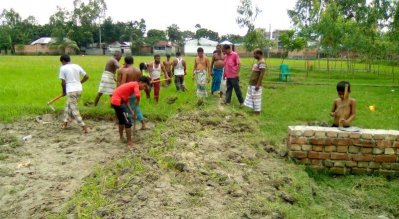 স্বেচ্ছাশ্রমে নির্মিত রাস্তাটি