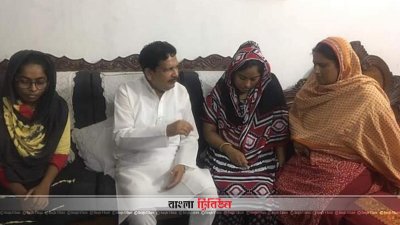 দণ্ডপ্রাপ্তদের স্বজনদের সান্ত্বনা দিচ্ছেন শিমুল বিশ্বাস
