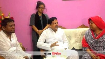 দণ্ডপ্রাপ্তদের স্বজনদের সান্ত্বনা দিচ্ছেন শিমুল বিশ্বাস