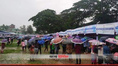 উখিয়ায় বৃষ্টি ভেজা দিনে চাকরি মেলায় এসেছেন চাকরি প্রার্থীরা।