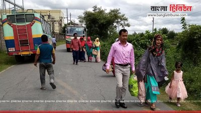 দিনাজপুরের বড় পুকুরিয়া কয়লাখনিতে শ্রমিকদের সড়ক অবরোধের কারণে জনজীবনে দুর্ভোগ