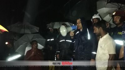 এলাকাবাসীকে আশ্রয়কেন্দ্রে যাওয়ার অনুরোধ করছেন ডিসি একেএম মামুনুর রশিদ