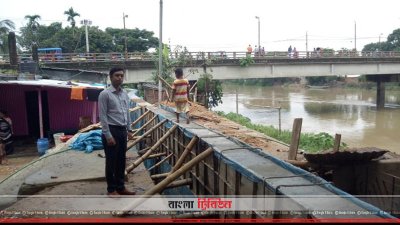 বন্যা মোকাবিলায় জরুরি ভিত্তিতে আরসিসি ফ্লাড ওয়াল নির্মাণ করছে পানি উন্নয়ন বোর্ড।