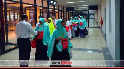 চট্টগ্রামে ফ্লাইট শুরুর আগে হজযাত্রীরা (ছবি-ফাহিম রহমান) 