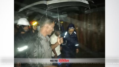 ঝুঁকিপূর্ণ এলাকা পরিদর্শন করছেন ডিসি