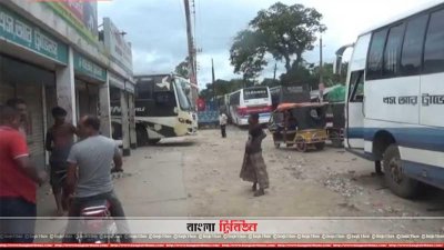টার্মিনালে থেমে থাকা বাস 