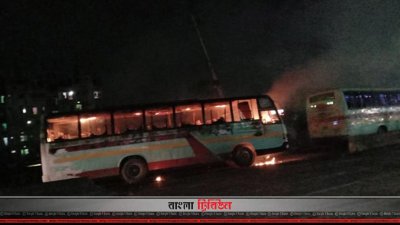 দুর্ঘটনায় বিক্ষুব্ধরা বন্ধন পরিবহনের একটি বাসে আগুন ধরিয়ে দেয়