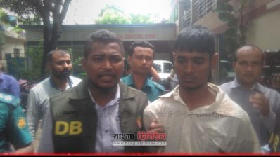 ডিবি পুলিশের হেফাজতে গ্রেফতার হারুন অর রশিদ (ডানে সাদা শার্ট পরা) 