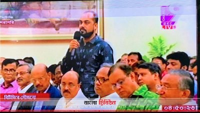 প্রধানমন্ত্রীকে প্রশ্ন করছেন বাংলা ট্রিবিউনের সম্পাদক জুলফিকার রাসেল