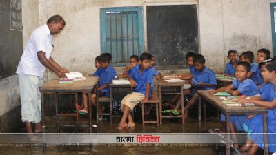 বীরগঞ্জে সামান্য বৃষ্টিতেই বিদ্যালয়ে জলাবদ্ধতা, পাঠদান ব্যাহত