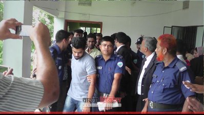 সাক্ষ্য শেষে বেরিয়ে যাচ্ছেন রায়হান 