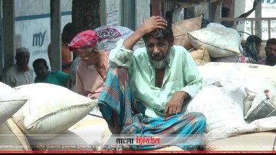 সরকারি গুদামে ধান বিক্রি করতে না পেরে এবং কম দামে বিক্রি করে কৃষকরা হতাশ