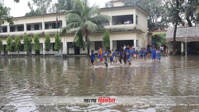 বীরগঞ্জে সামান্য বৃষ্টিতেই বিদ্যালয়ে জলাবদ্ধতা, পাঠদান ব্যাহত