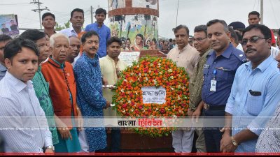 সিধু ও কানুর ভাস্কর্যে ফুল দিয়ে শ্রদ্ধা জানান কে এম খালিদ (ছবি&ndash; প্রতিনিধি)