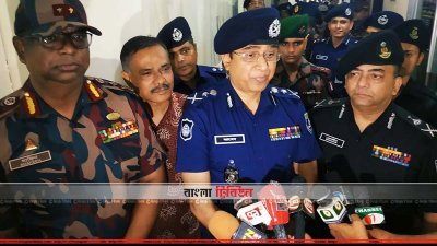 সাংবাদিকদের সঙ্গে কথা বলছেন আইজিপি মোহাম্মদ জাবেদ পাটোয়ারী (ছবি&ndash; প্রতিনিধি)