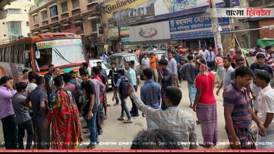রাস্তায় রিকশাচালকদের অবরোধ