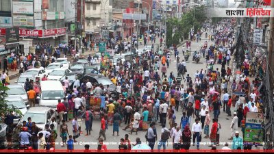 রিকশাচালকদের অবরোধের কারণে হেঁটে গন্তব্যে যাচ্ছেন লোকজন