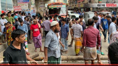 রাস্তায় রিকশাচালকদের অবরোধ